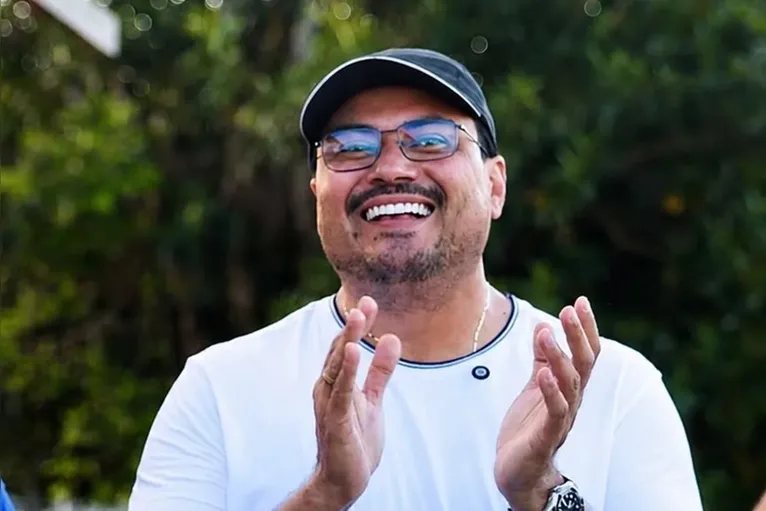 Quem é o prefeito que agarrou Manu Bahtidão durante show