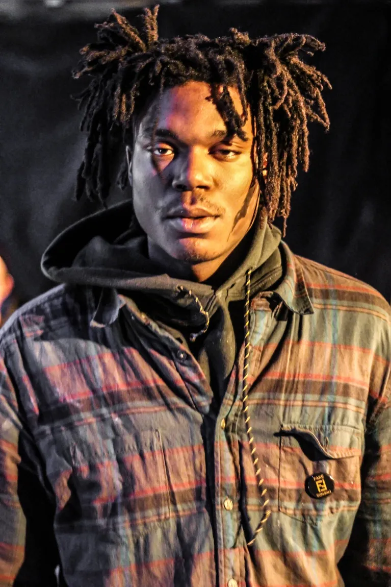 VÍDEO: rapper Lucki é esfaqueado no rosto durante briga em Los Angeles
