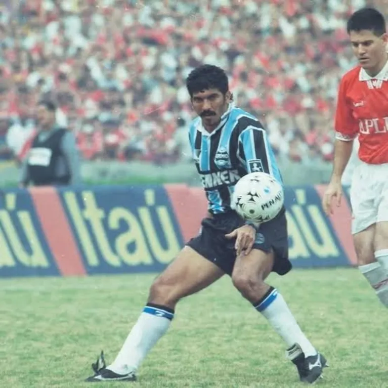 Nildo em ação no Gre-Nal