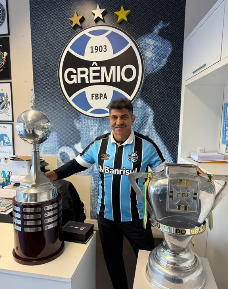 Nildo com as taças da Libertadores e Copa do Brasil
