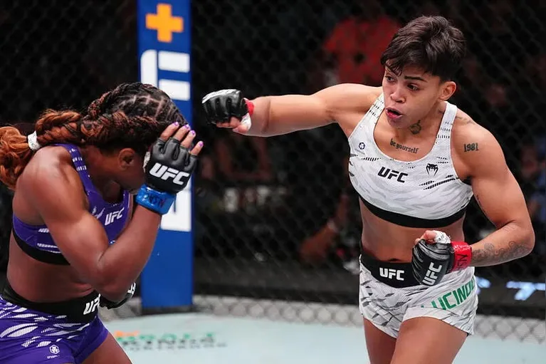 Iasmin Lucindo golpeia Angela Hill em duelo pelo peso-palha no UFC Vegas 109, em 9 de agosto de 2025