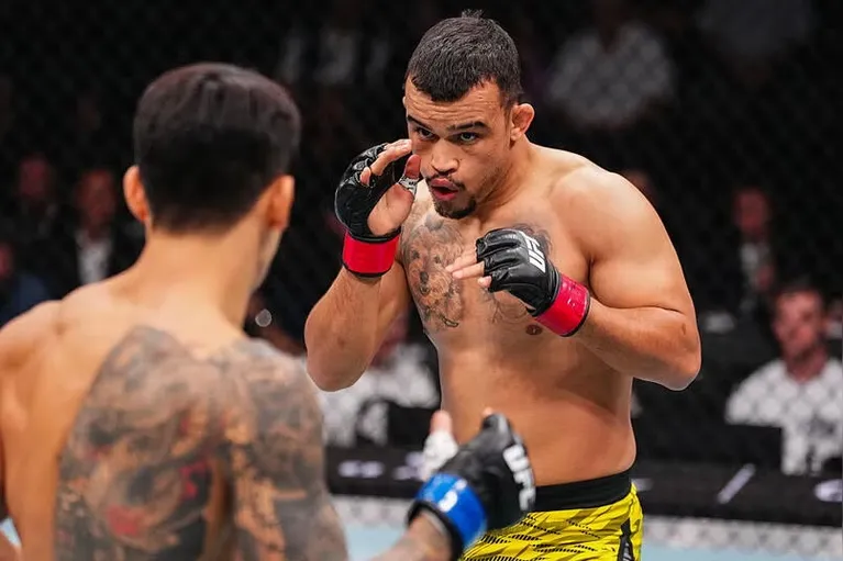 Daniel Santos durante a luta com Joo Sang Yoo no UFC 320, em 4 de outubro de 2025