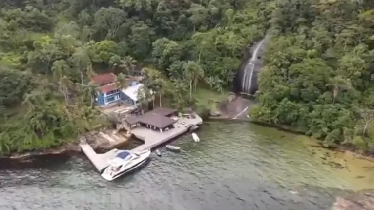 Imagem feita por drone da ilha em Angra dos Reis alvo da disputa judicial envolvendo o jogador Richarlison, o advogado Willer Tomaz e o senador Flávio Bolsonaro.