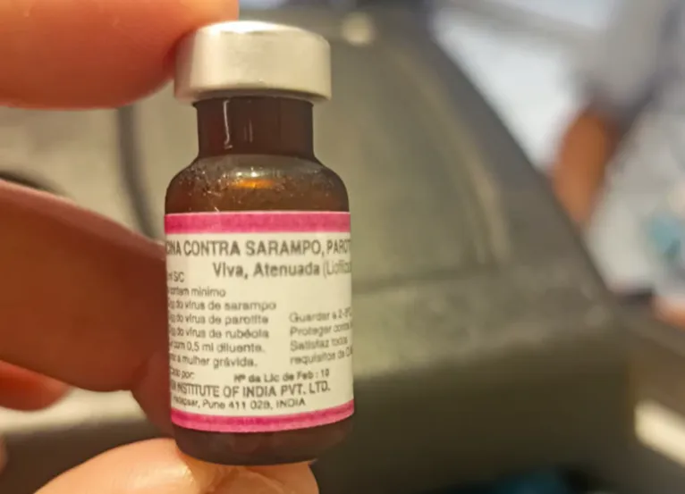 A vacina tríplice viral, oferecida gratuitamente no Aeroporto Internacional de Belém, protege contra sarampo, caxumba e rubéola.