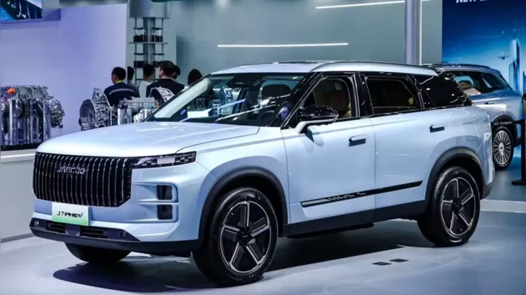 Jaecoo 7 reforça a chegada das marcas chinesas ao mercado brasileiro com um SUV que combina tecnologia, design sofisticado e motorização eletrificada.