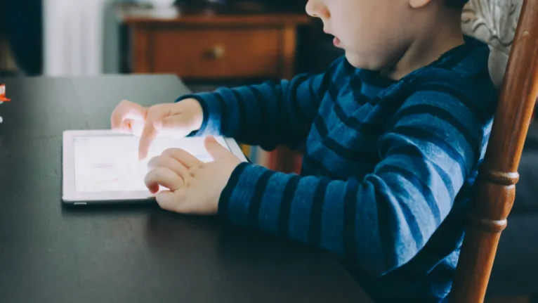 A relação de crianças e adolescentes com o mundo digital é um dos temas que podem aparecer na redação do Enem.