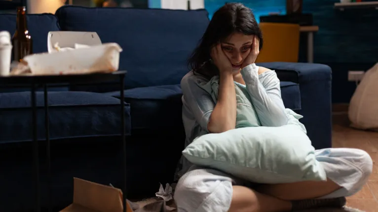 Humor deprimido, perda de interesse ou prazer, fadiga intensa, alterações no sono e mudanças no apetite estão entre os sintomas da depressão sazonal.