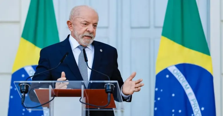 Jornais estrangeiros destacam o fim da escala 6×1 no Brasil como uma vitória política de Lula e ressaltam os impactos da redução da jornada de trabalho para milhões de brasileiros.
