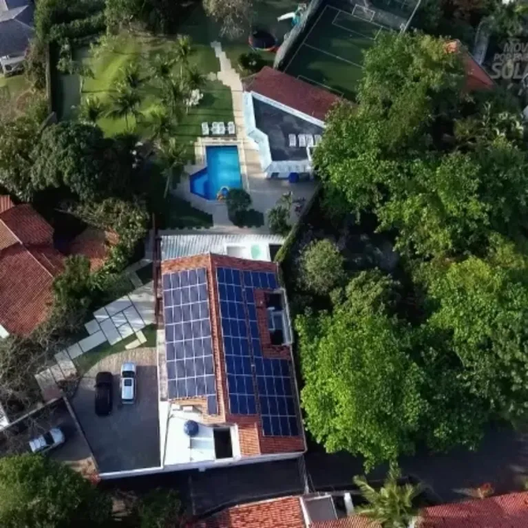 A casa conta com sete suítes e 18 banheiros