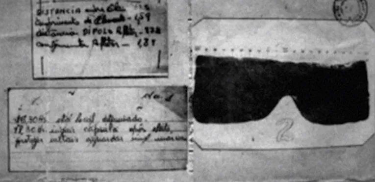 Entre os objetos encontrados perto dos corpos, estavam duas máscaras de chumbo, uma garrafa de água e um bilhete com instruções sobre cápsulas e um misterioso "sinal marcado".
