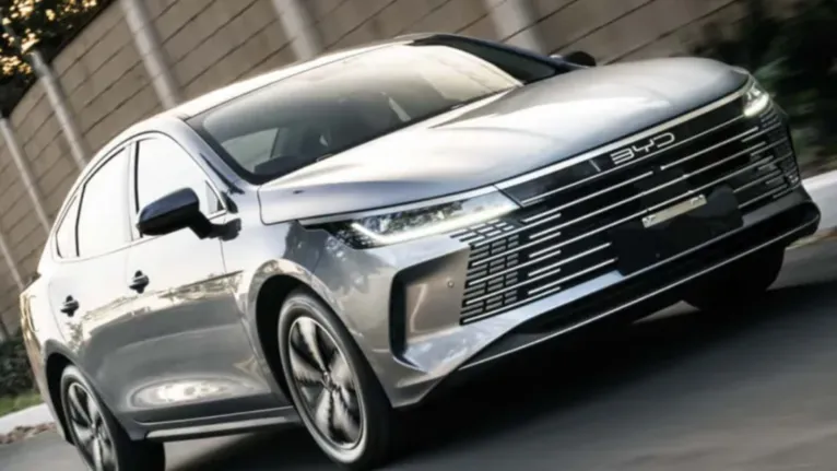 O sedã BYD King ocupa o 3º lugar, com 9.810 unidades.