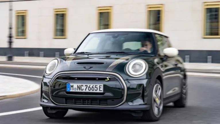 Com motor de 184 cv e aceleração de zero a 100 km/h em cerca de 7,3 segundos, o Mini Cooper SE combina desempenho esportivo e acabamento sofisticado, com autonomia de 161 km pelo Inmetro.