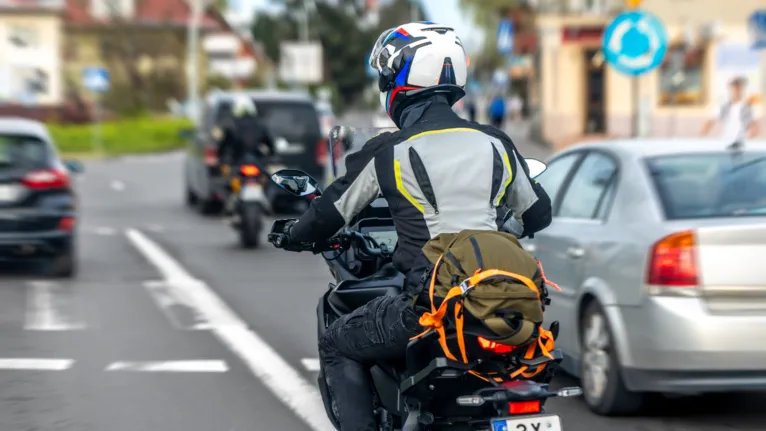 Enxergar o que acontece alguns metros à frente pode fazer diferença no tanque. Ao perceber um sinal fechado, uma fila ou um veículo reduzindo, alivie o acelerador antes.