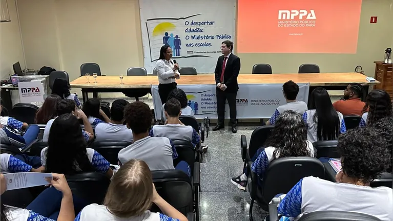Alunos e promotores de justiça durante a aula inaugural do projeto "O despertar do cidadão", realizada no auditório da Promotoria de Justiça de Marabá.