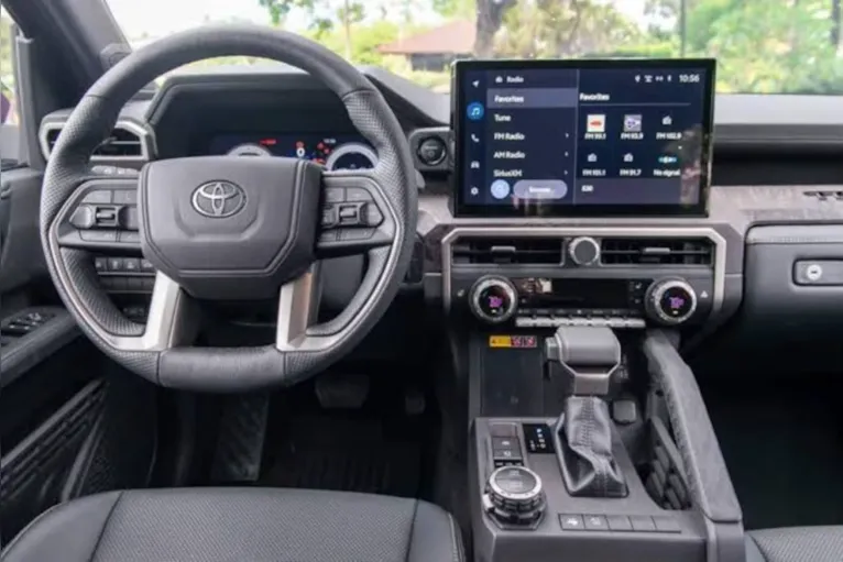 nterior da nova Hilux terá painel redesenhado, mais tecnologia e telas de até 12,3 polegadas.
