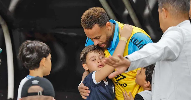 Neymar foi ovacionado pelas crianças no Mangueirão