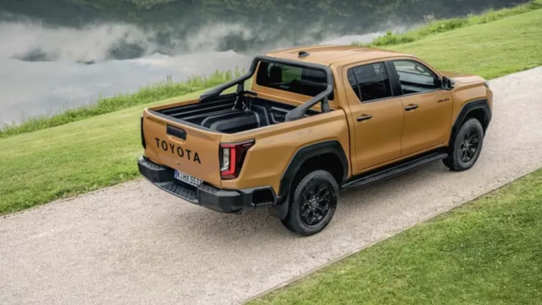 A nova Toyota Hilux 2027 terá visual renovado, com faróis mais estreitos, nova dianteira e detalhes redesenhados na carroceria.