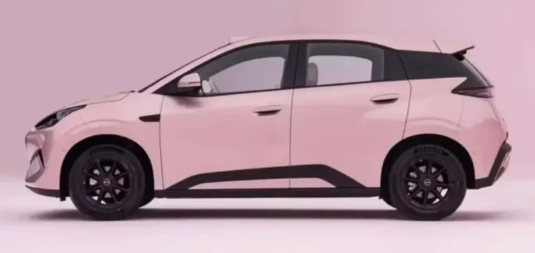 O novo BYD Dolphin Mini 2028 cresceu e agora mede 4,20 metros de comprimento, 1,81 m de largura, 1,57 m de altura e tem entre-eixos de 2,65 m.