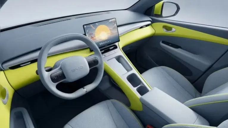Novo BYD Dolphin Mini abandona o tradicional painel de instrumentos atrás do volante e concentra informações como velocidade, autonomia e hodômetro na central multimídia.