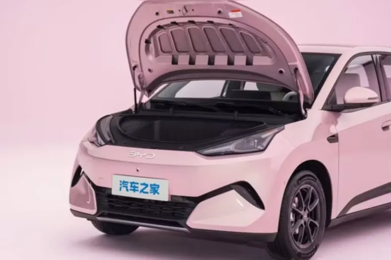 Novo Dolphin Mini ganha porta-malas dianteiro, seguindo solução adotada pelo rival Geely EX2.