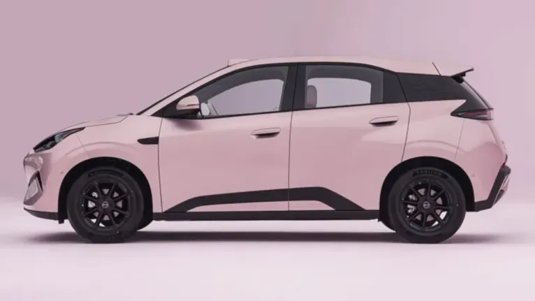 Com 4,21 metros de comprimento e entre-eixos de 2,65 metros, o compacto elétrico passa a disputar espaço mais próximo de modelos como o Geely EX2.