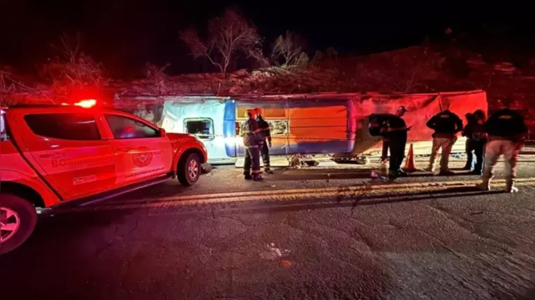 Equipes do Corpo de Bombeiros, Samu, PRF, Polícia Militar e Polícia Civil atuaram na operação de resgate após o tombamento do ônibus na BR-262, em Ibatiba (ES).