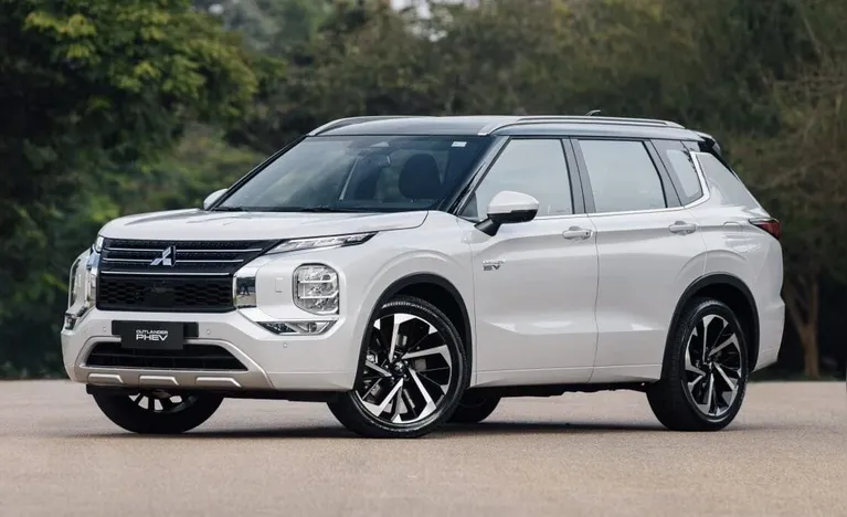 O Mitsubishi Outlander PHEV teve uma das maiores reduções de preço entre os híbridos, com desconto de R$ 55 mil anunciado no mercado brasileiro.