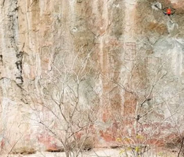 O imponente paredão de granito da Pedra Pintada guarda pinturas rupestres que atravessaram milhares de anos na paisagem de Roraima.