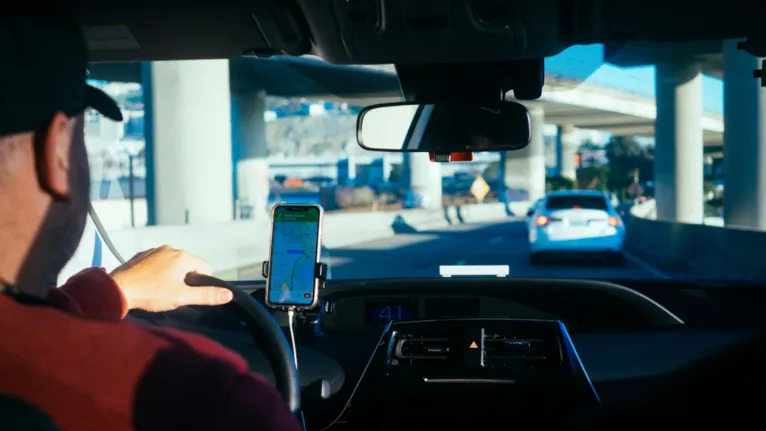 A uberização do trabalho também é um dos eixos que merecem atenção dos estudantes na preparação para a redação do Enem 2026.