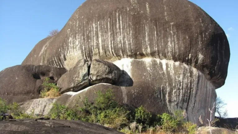 A Pedra Pintada impressiona por estar isolada em uma extensa planície, como um gigantesco monumento megalítico em meio à paisagem de Roraima.