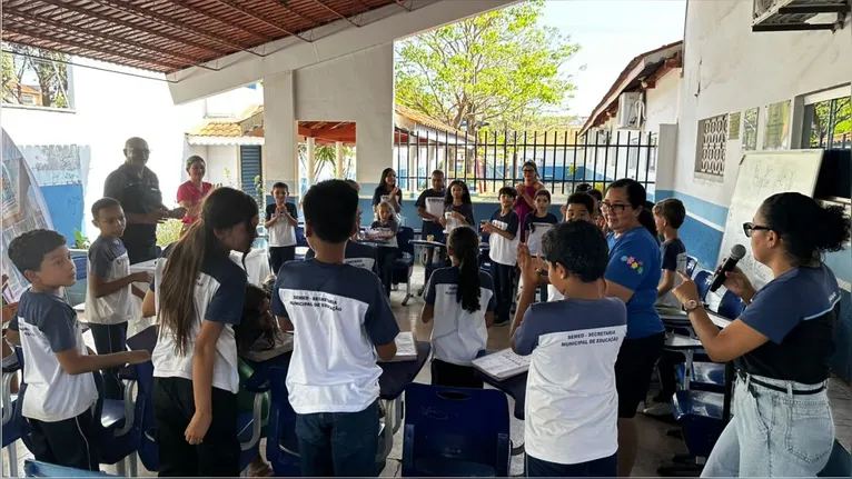 A professora Eva Patrícia orienta os estudantes durante a gravação do projeto de podcast escolar em Redenção (PA).