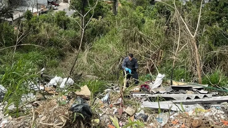 Policiais encontraram roupas e uma faca durante as buscas por partes do corpo esquartejado localizado no Jaçanã, na zona norte de São Paulo.