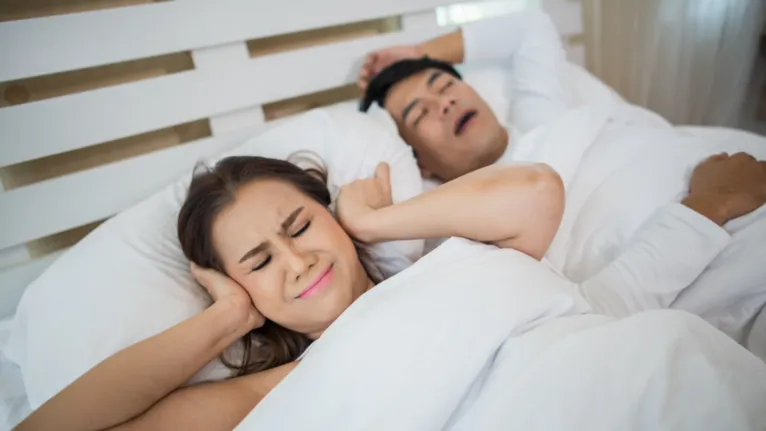 Ronco alto e frequente durante a noite pode ser um dos sinais de alerta para a apneia obstrutiva do sono.