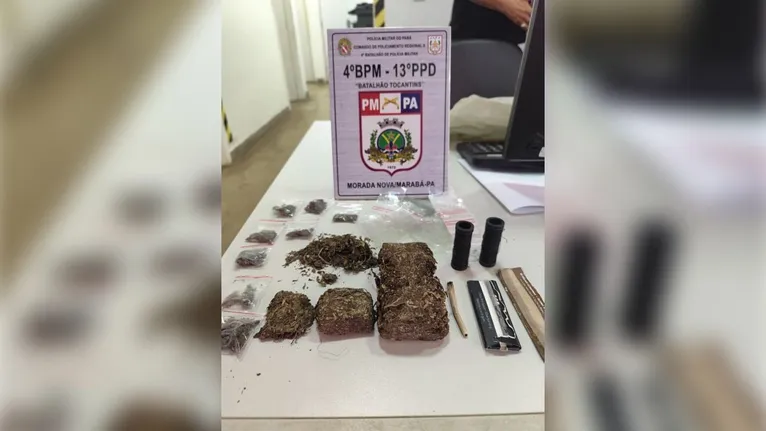 Material apreendido pela Polícia Militar durante ação na Morada Nova inclui tablete de maconha e insumos de embalagem.