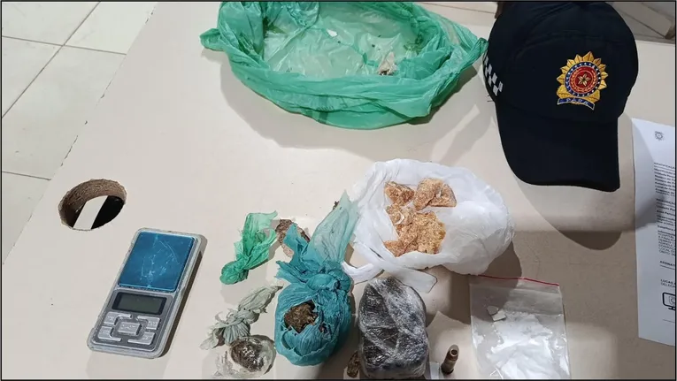Material ilícito apreendido pela Polícia Militar em Marabá, incluindo porções de crack, cocaína, maconha e balança de precisão usada no tráfico.