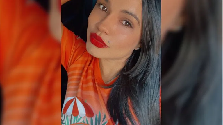 Layane aguardava a revisão de sua motocicleta em uma oficina mecânica, em frente à farmácia onde trabalhava como vendedora
