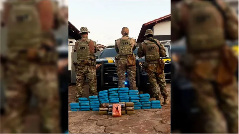 Veículos Fiat Strada e Toyota Hilux apreendidos com mais de 80 kg de drogas foram levados para a Delegacia de Polícia Civil.