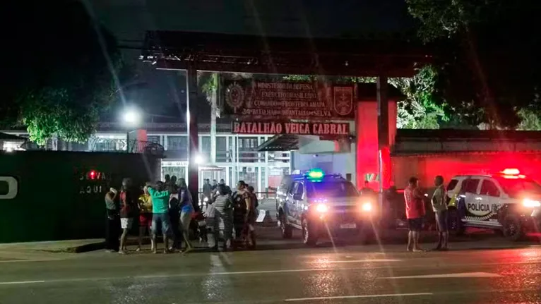 Equipe da Perícia Técnica da Polícia Civil do Amapá e investigadores da DHPP chegam ao quartel do Exército para realizar os levantamentos de praxe.