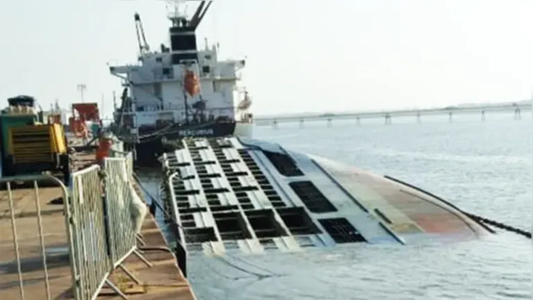 Parte do casco do navio Haidar permanece visível acima da água, 11 anos após o naufrágio no Porto de Vila do Conde, em Barcarena.