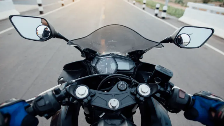 Na estrada, manter um ritmo estável pode ajudar a moto a gastar menos.