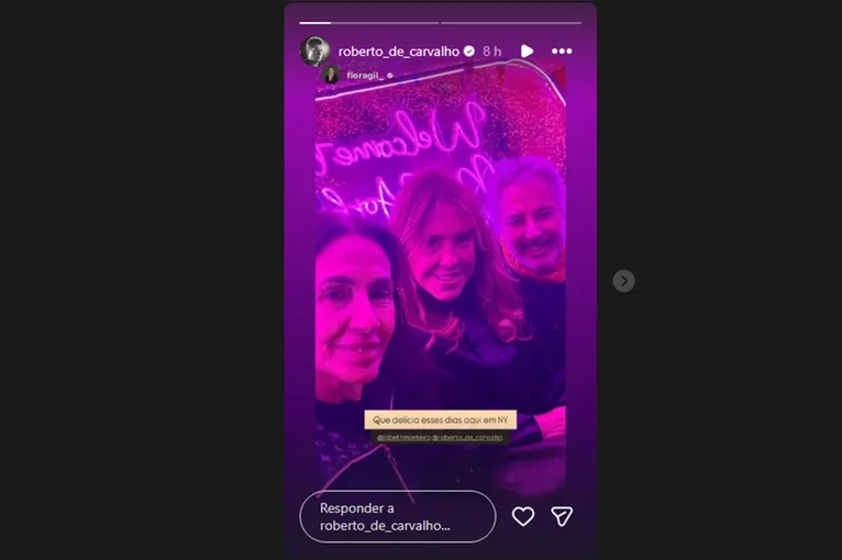 Viúvo de Rita Lee, Roberto de Carvalho posa com namorada em Nova York