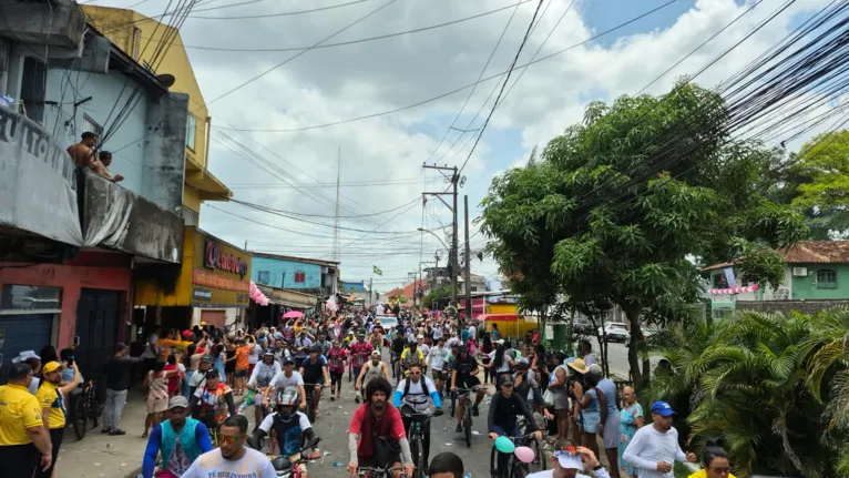 Romeiros tomam a Rua São Benedito, no bairro do Jaderlândia, em Ananindeua, durante a passagem da imagem peregrina de Nossa Senhora de Nazaré no traslado do Círio 2026.