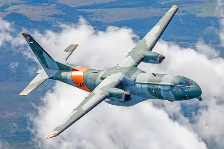 A aeronave SC-105 Amazonas, conhecida como Persuader, da Força Aérea Brasileira (FAB), foi responsável por localizar os destroços do helicóptero que transportava o cantor Rick Sollo e outras quatro pessoas em Santa Catarina.