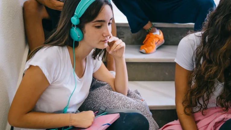 A busca por independência faz parte da adolescência e exige dos pais equilíbrio entre dar liberdade aos filhos e continuar presentes para orientá-los.