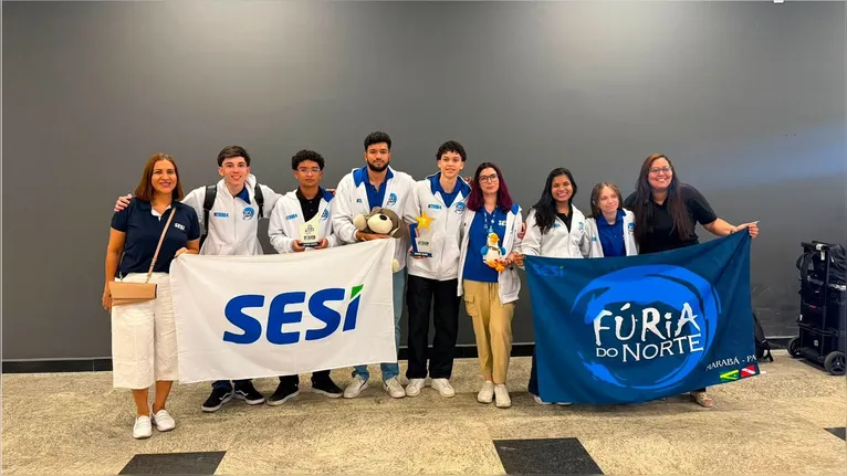 Integrantes do time paraense exibem o troféu Inspire Award, maior reconhecimento de excelência técnica e impacto social do torneio.