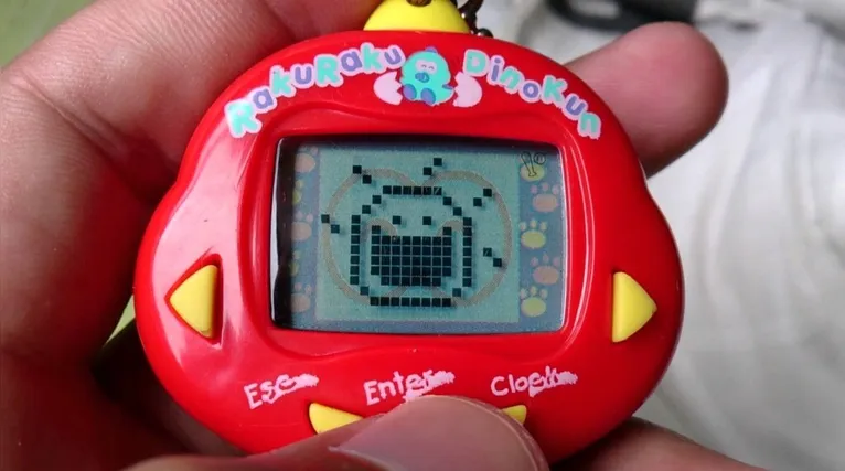 Criado no Japão por Akihiro Yokoi e Aki Maita, o nome vem da junção de tamago (ovo em japonês) e watch (relógio em inglês). O jogador precisa alimentar, dar banho e cuidar de um mascote digital para evitar que ele fique doente ou morra.