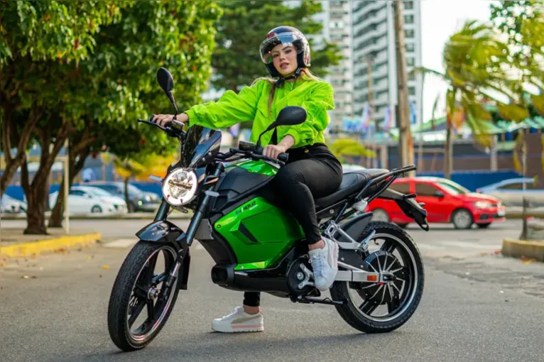 A Shineray SHE-S tem visual de moto tradicional, mas com a praticidade da propulsão elétrica.