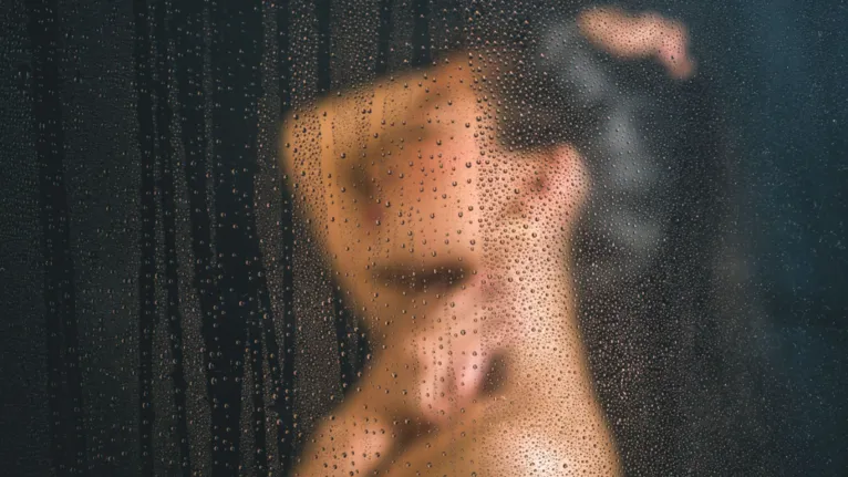 Especialistas explicam como o banho no escuro pode ajudar no relaxamento antes de dormir, mas alertam que a prática não trata insônia e deve ser feita com cuidado para evitar acidentes.