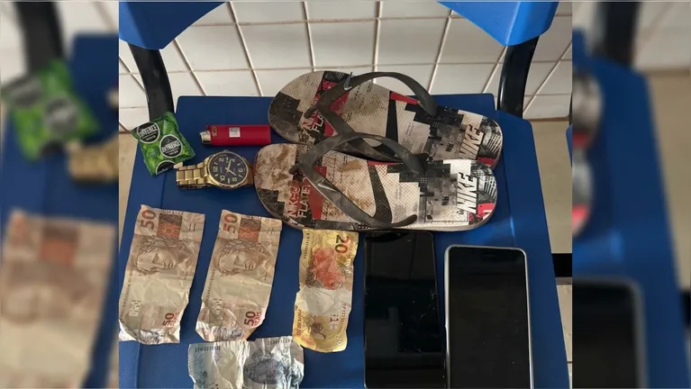 Escada e sandália foram encontradas pelos policiais no muro dos fundos da residência invadida.