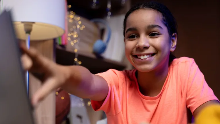 A adolescência é uma fase de transição entre a infância e a vida adulta, marcada por mudanças físicas, emocionais e pela busca por identidade e autonomia.